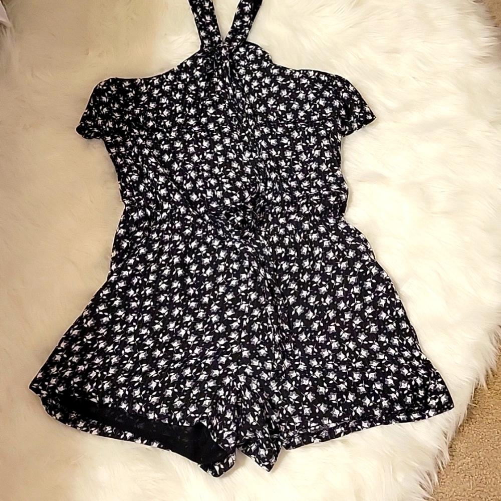 Ann Taylor Loft black white gray floral strappy shorts romper zip back SP …EUC